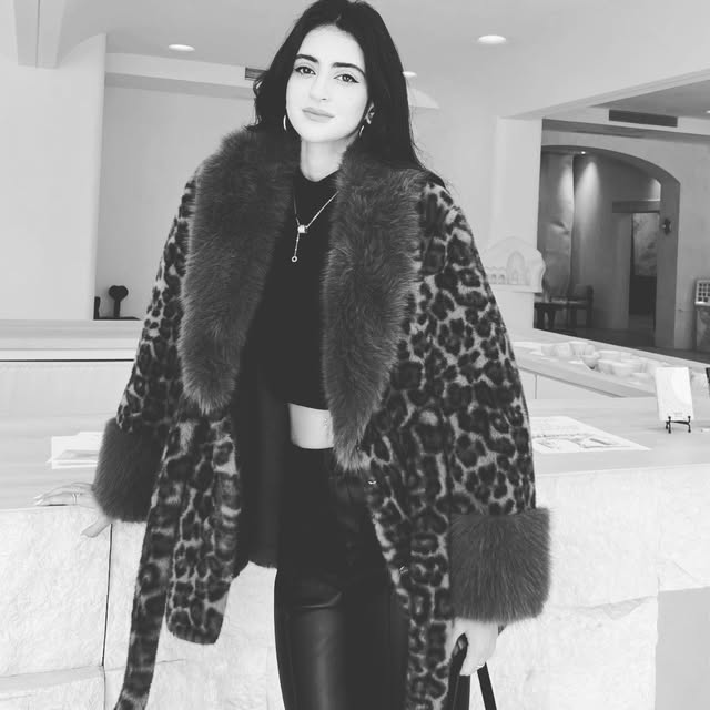 Faux-fur jakki á svart-hvítri tískumynd.